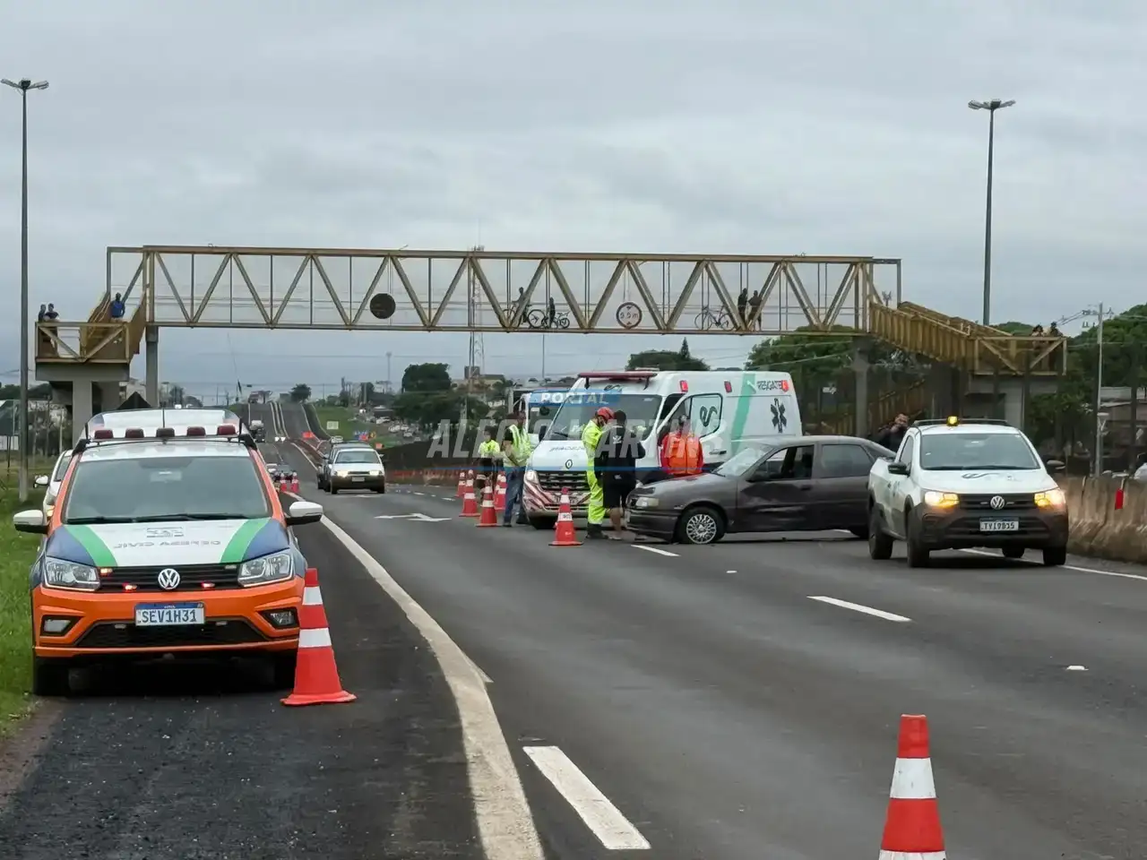 Idoso fica ferido após carro ser atingido por carreta na PR-323, em Paiçandu