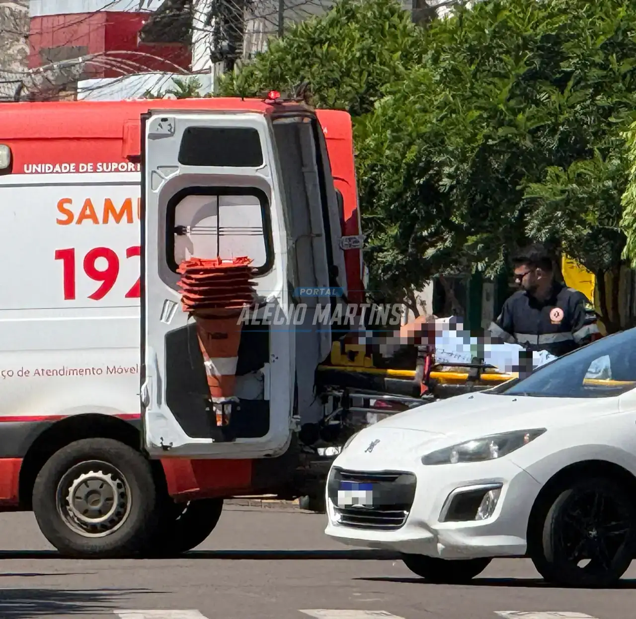 Mulher fica ferida após colisão entre carro e moto no centro de Paiçandu